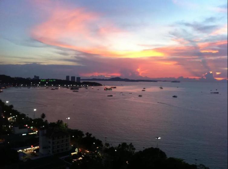 Apartament Great Location With Infinity Pool - Central Pattaya Zewnętrze zdjęcie